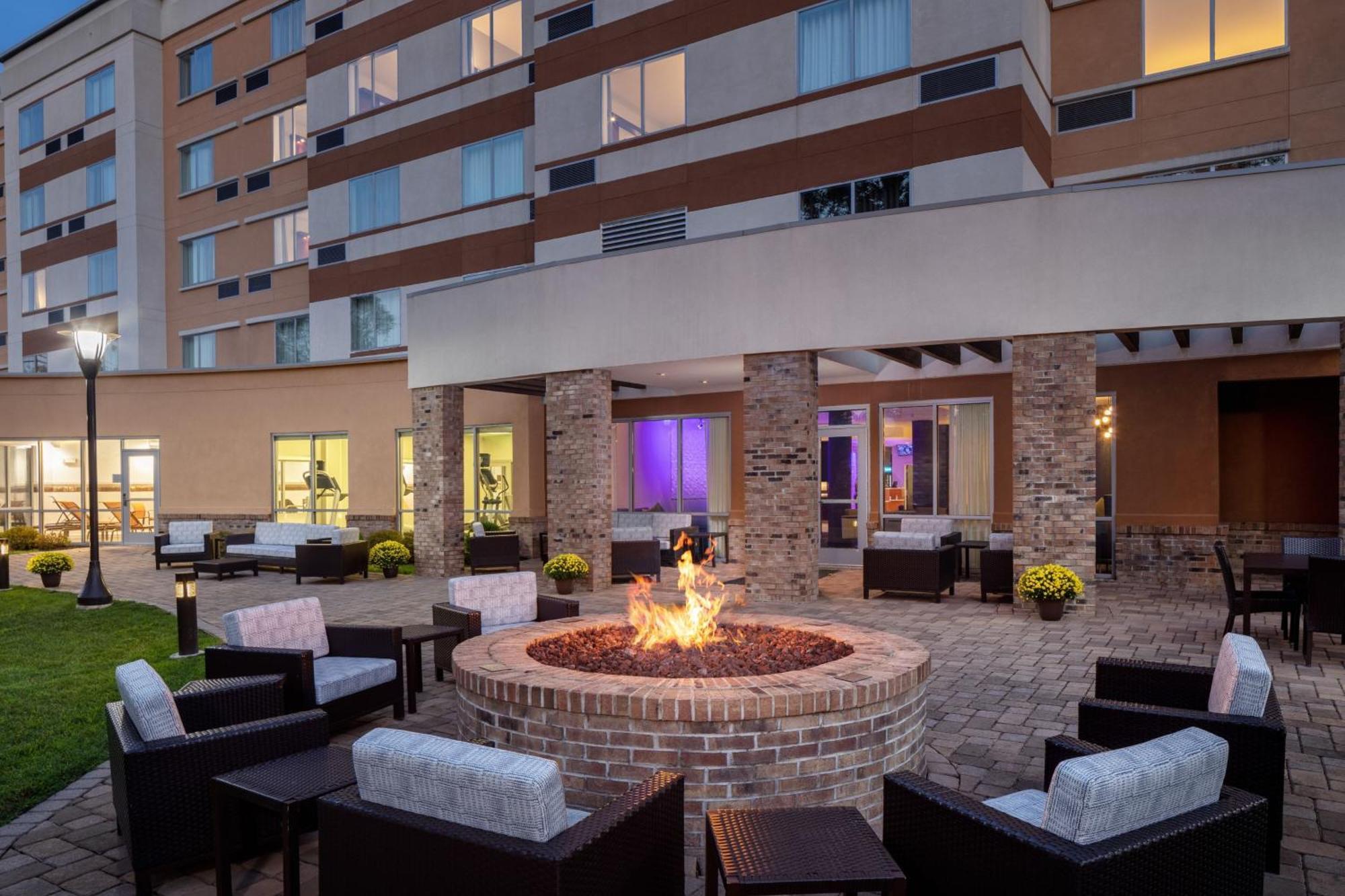 Courtyard By Marriott Charleston Downtown/Civic Center Hotel Exterior photo