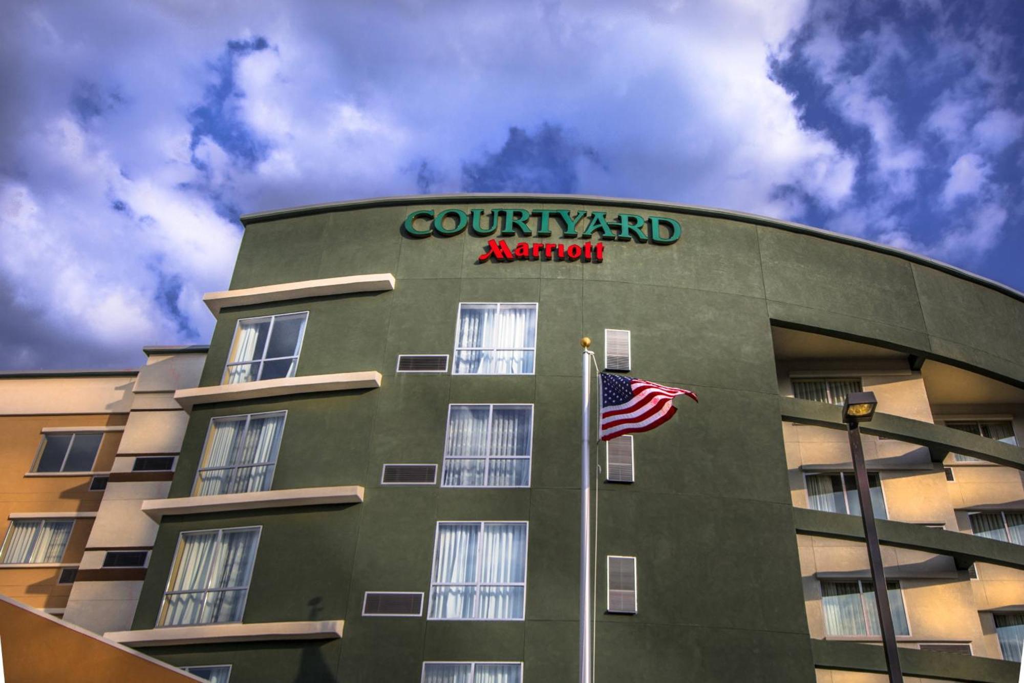 Courtyard By Marriott Charleston Downtown/Civic Center Hotel Exterior photo