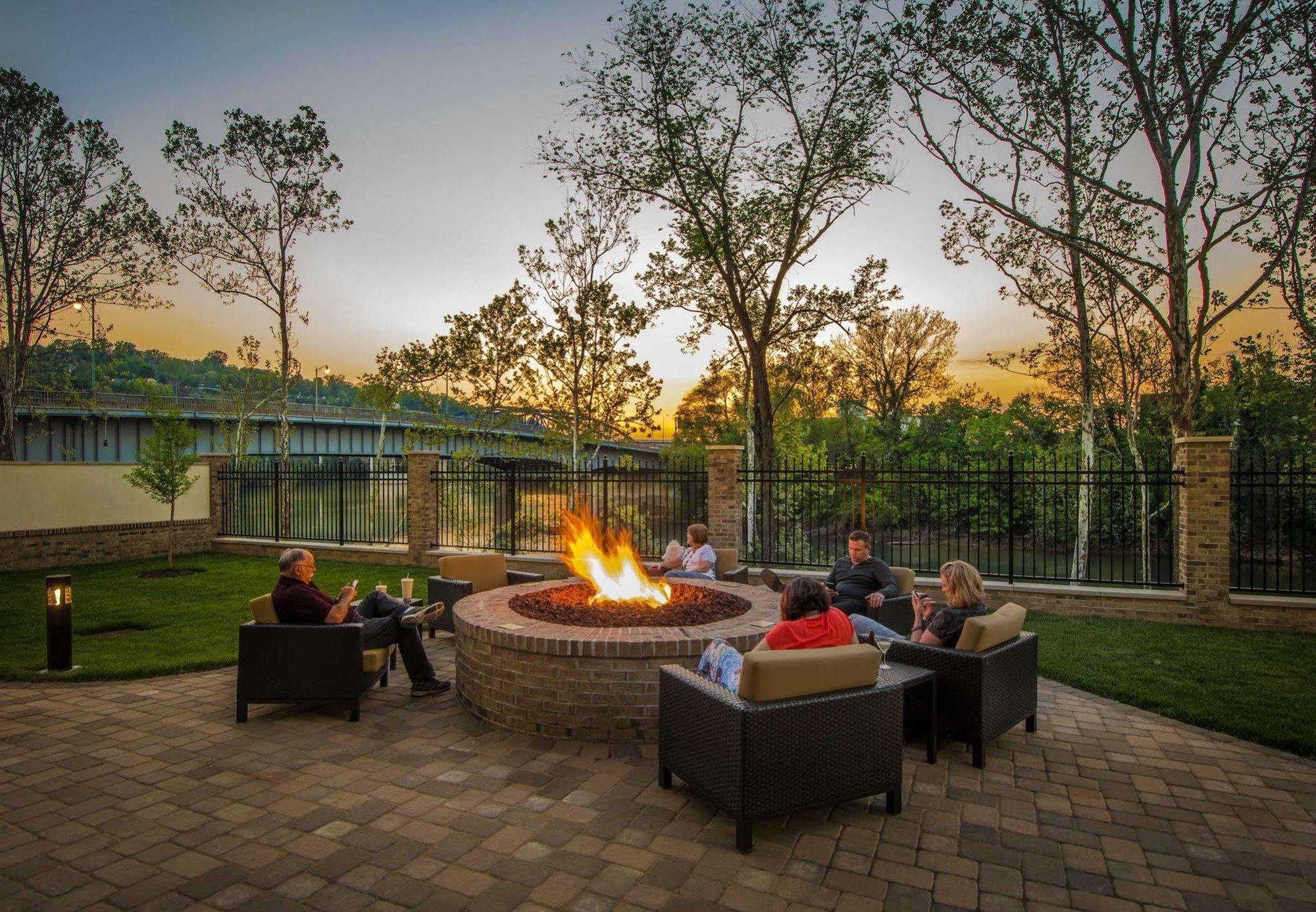 Courtyard By Marriott Charleston Downtown/Civic Center Hotel Exterior photo